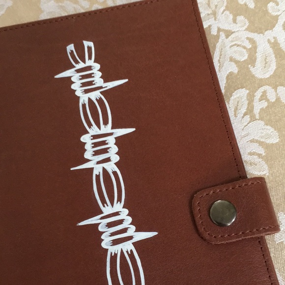 Faux leather brown men’s portfolio with chain link graphics - Picture 2 of 7